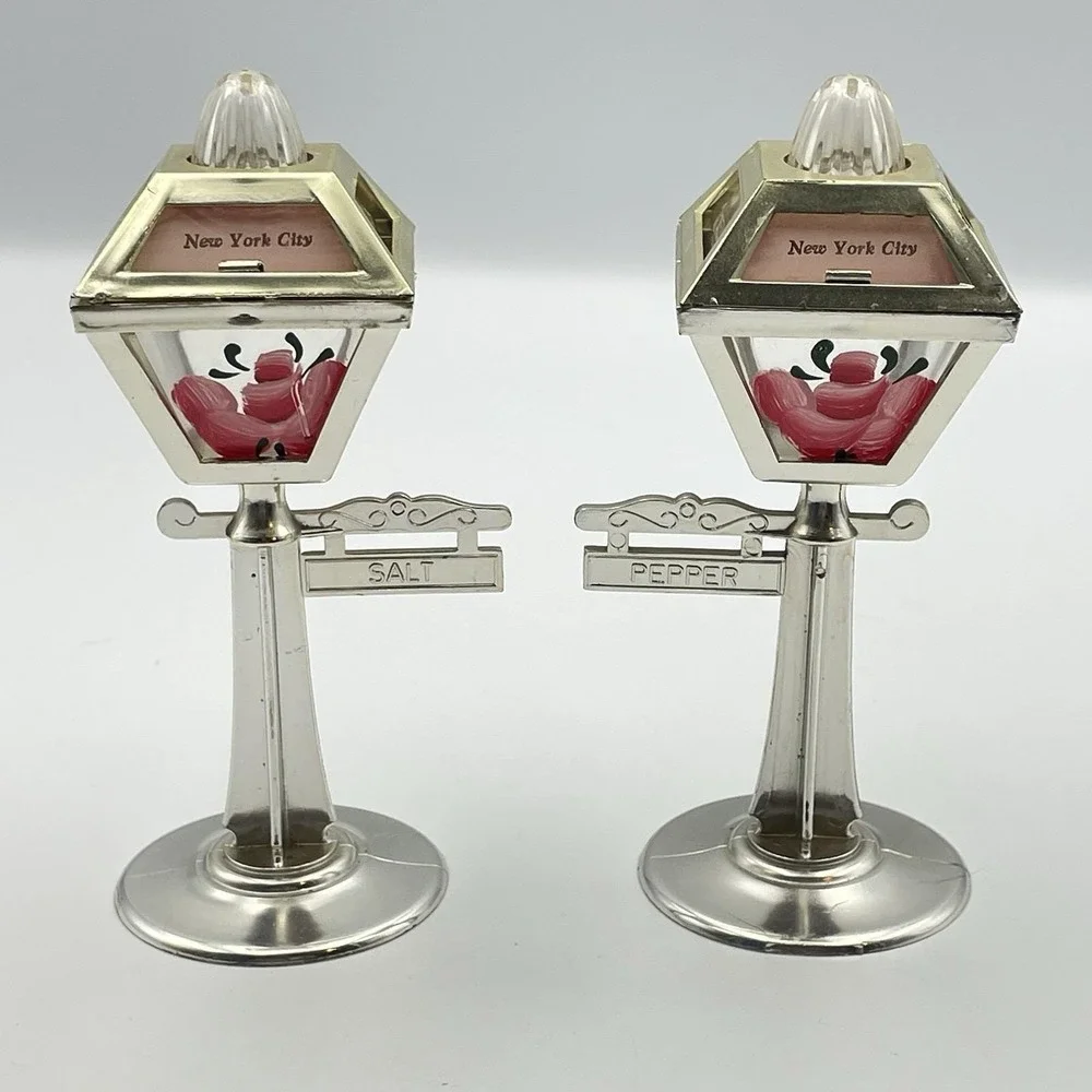 Vintage New York City Lamp Post Salt And Pepper Shakers Souvenir‎ Mid Century